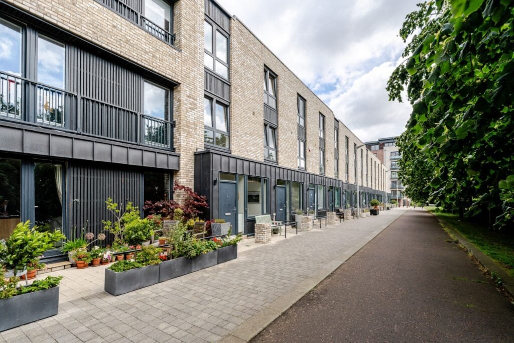Waterfront avenue, Edinburgh, EH5
